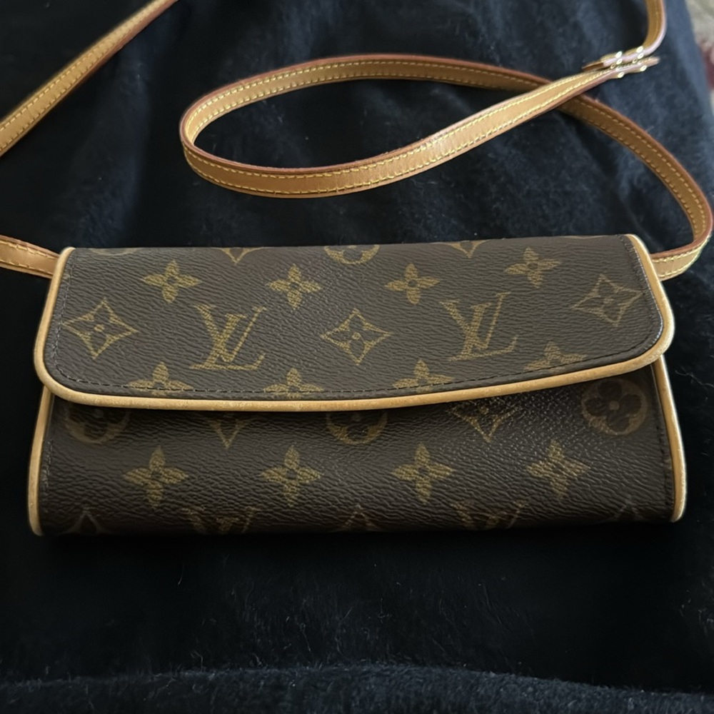 Women’s Or Men’s Louis Vuitton Monogram Twin Pochette! Crossbody or bum bag10/10